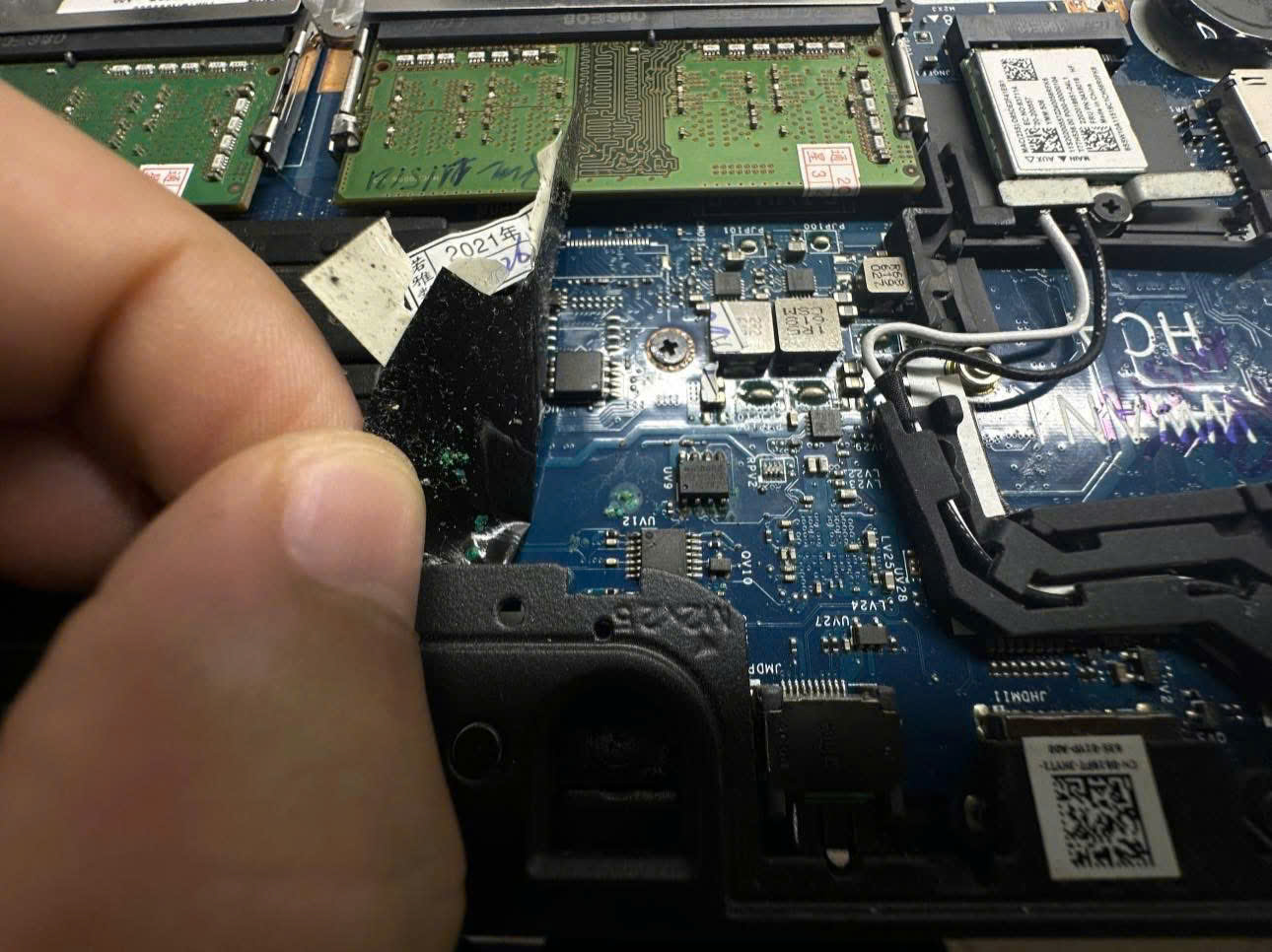 Sửa Laptop dính nước tại Bắc Ninh - Nguyên nhân và cách xử lý